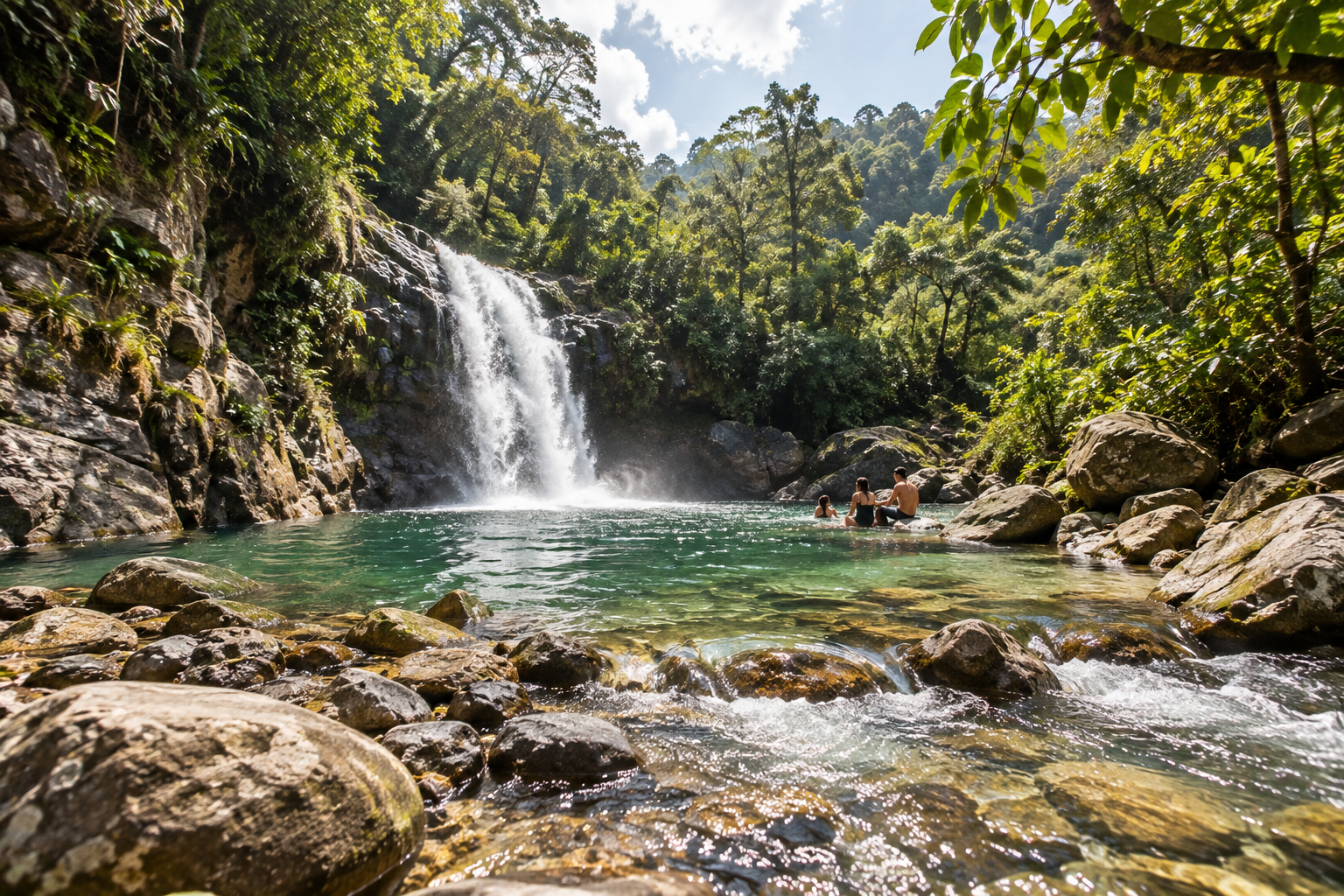 Cascada natural rodeada de vegetación tropical